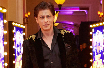 Shahrukh Khan Bawa Piala di Teaser Poster 'Fan'