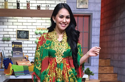 Pose Tiduran Pakai Gaun Tipis di Pantai, Kartika Putri Bikin Gagal Fokus