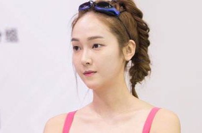 Pakai Baju Renang, Jessica Jung Pamer Lekuk Tubuh di Teaser 'Yes! Coach'