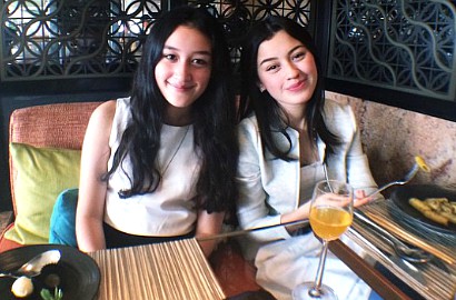 Kimberly Ryder dan Adiknya Kompak Berhijab, Cantik Mana?