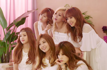 A Pink Pose Bak Dewi-Dewi di BTS Pemotretan Single Jepang 'Remember'