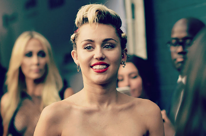 Miley Cyrus Berani Topless untuk Promosi MTV Video Music Awards 2015