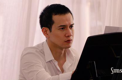 Herjunot Ali Ajak Penggemar Nonton Bareng Film 'Sunshine Becomes You'