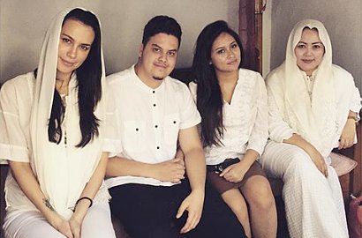 Foto Pakai Mukena Usai Shalat, Sophia Latjuba Dibanjiri Pujian dari Netter