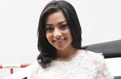 Beruntungnya Pria Ini Peluk dan Cium Nikita Willy, Pacar Baru?