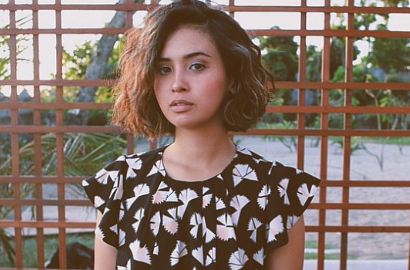 Ini Reaksi Ayushita Soal Foto Pamer Belahan Dada Dikritik Netter