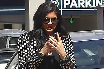 Berambut Blonde, Kylie Jenner Jadi Mirip Angelina Jolie?