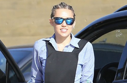 Setelah Topless, Miley Cyrus 'Pamer' Pantat Saat Promosi MTV VMA 2015