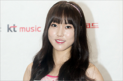 Netter Puji Yuju G-Friend yang Tetap Pede Manggung Meski Sepatu Lepas