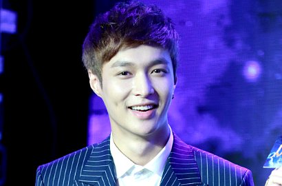 Bikin Kaget, Lay EXO Gendong Bayi di Konferensi Pers 'Oh My God'