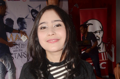 Serba Pink dan Rambut Dikepang, Prilly Latuconsina Sukses Bikin Gagal Fokus