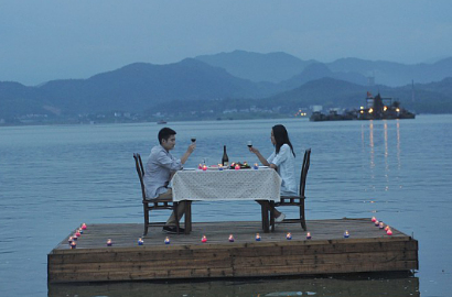 Kencan Romantis di Restoran Terapung