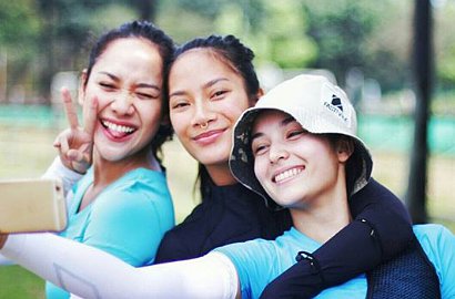 Intip Foto BCL dan Chelsea Islan Bergaya Ala Gadis Tahun 80-an di '3 Srikandi'