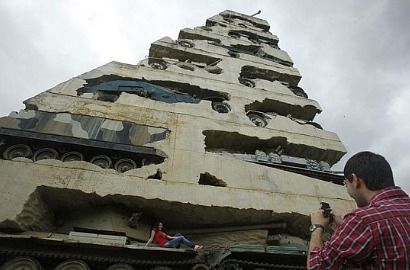 Puluhan Tank Disusun Jadi Menara Cantik di Lebanon