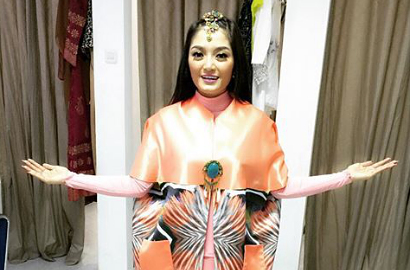 Siti Badriah Terpaksa Nyanyi Tanpa Goyangan Gara-Gara Cedera Pantat