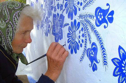 Nenek 87 Tahun Kuat Melukis Rumah dengan Motif Tradisional
