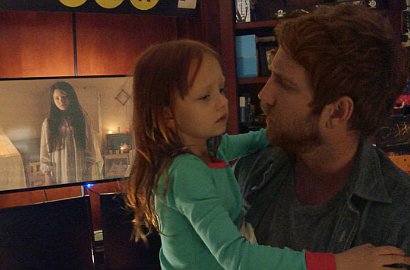 Seram, Ivy George Tatap Lubang Misterius di Poster 'Paranormal Activity 5'