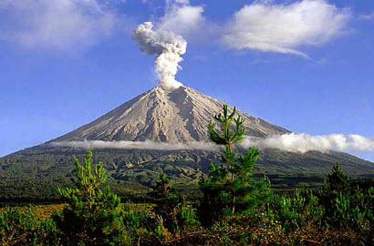 Pendaki Asal Sukabumi Tewas Usai Tertimpa Batu di Gunung Semeru