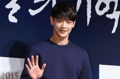 Manisnya Minho SHINee Foto Bareng Pemeran 'Because It's The First Time'