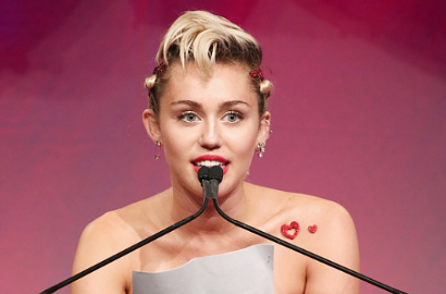 Jadi Host Bikin Miley Cyrus Mainan Lidah untuk MTV Video Music Awards
