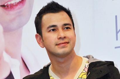 Bukan Nagita Slavina, Raffi Ahmad Malah Dicium Mesra Wanita Lain
