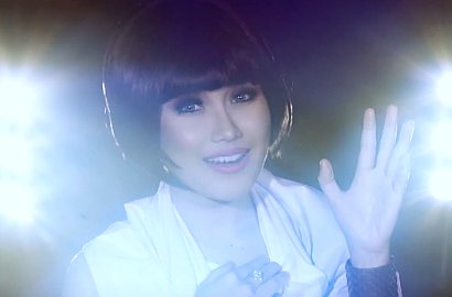 Ayu Ting Ting Memendam Rasa di Video Klip 'Suara Hati'