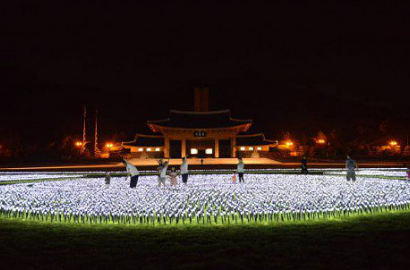 Cantiknya Bendera Raksasa dari 25 Ribu LED Untuk Hari Kebebasan Nasional Korea