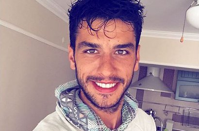 Topless di Pantai, Aras Aydin 'Emre' 'Cinta di Musim Cherry' Bikin Gagal Fokus