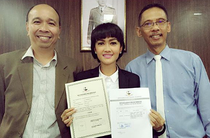 Julia Perez Raih Nilai A di Sidang Skripsi, Nangis Ingat Dewi Persik