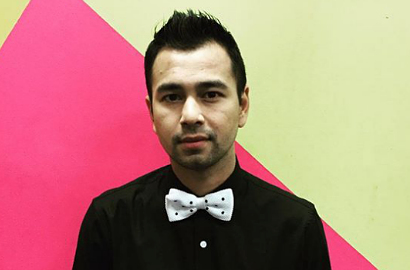 Kocaknya Raffi Ahmad Ikut Lomba Panjat Pinang untuk Rayakan HUT RI