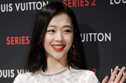 Selca Pertama Sejak Tinggalkan f(x), Sulli Pamer Bendera Korea di Tangan