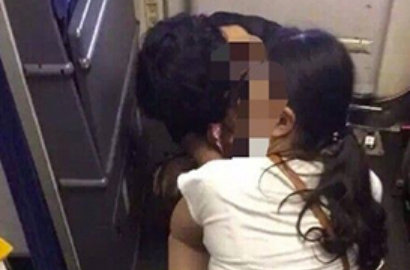 Toilet Pesawat Terlalu Sempit, Orangtua Biarkan Anak Berak di Kabin