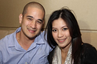 Mantan Istri Okan Cornelius Pose Mesra dengan Sammy Simorangkir