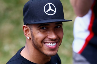 Ke Festival Bareng Rihanna, Lewis Hamilton Mesra dengan Wanita Lain