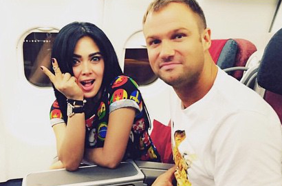 Ditemani Dash Berlin, Syahrini Dandan Seksi dengan Gaun Transparan