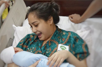 Nagita Slavina Kena Sindir Netter Gara-Gara Gendong Anak Sambil Bersila