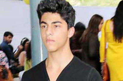 Seksinya Aryan Anak Sulung Shahrukh Khan Pamer Six Pack di Pantai
