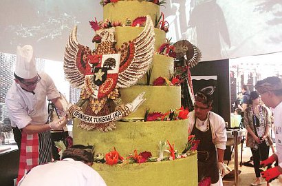 Nasi Tumpeng Terbesar di Dunia Setinggi 2 Meter Rayakan HUT RI ke-70
