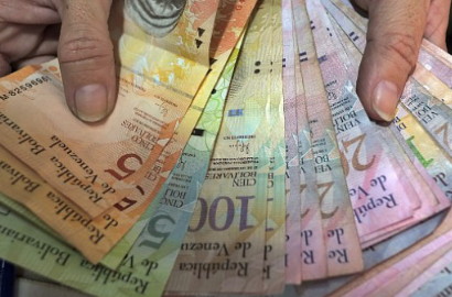 Uang Kertas Jadi Pembungkus Makanan di Venezuela, Kok Bisa?