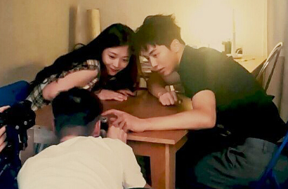 Bikin Cemburu, Sulli Eks f(x)-Nam Joo Hyuk Tiduran Bareng di Foto Majalah