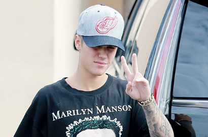 Kerennya Justin Bieber Pamer Six Pack Sambil Aksi Main Skateboard