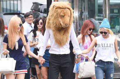 Bikin Iri Berat, Manusia Singa di MV 'Lion Heart' Gandeng SNSD Saat ke 'Music Bank'