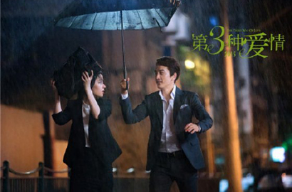 Bikin Iri, Song Seung Heon Cium Liu Yifei di Poster 'The Third Way of Love'