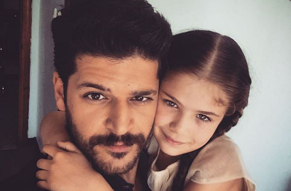 Selim Cium Elif Digendong Melih di Sela-Sela Syuting, Fans Cemburu Berat