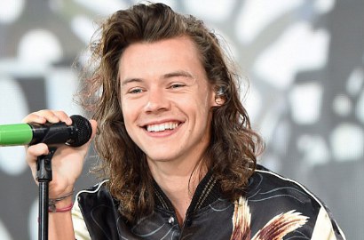 Aduh, Harry Styles Jatuh dari Panggung Saat Tampil Bareng 1D di Canada