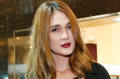 Pose Seksi Luna Maya di Tempat Tidur Bikin Cowok-Cewek Jadi Histeris