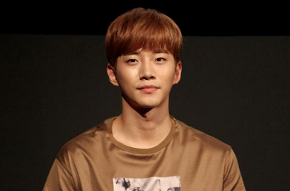 Junho 2PM Gendong Kim Go Eun di Foto Adegan 'Memories of The Sword'