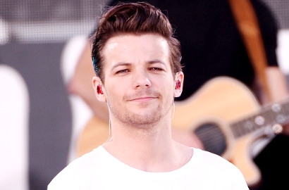 Duh, Louis Tomlinson 1D 'Tendang' Penggemar di Acara Jumpa Fans?