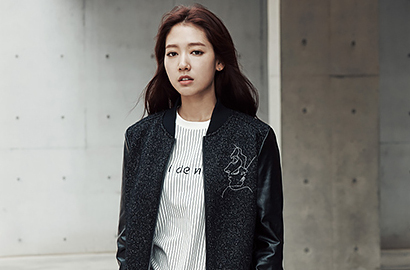 Bukan dengan Lee Jong Suk, Park Shin Hye Malah Foto Bareng Pria Lain