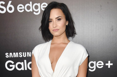 Ulang Tahun, Demi Lovato Dapat Hadiah Anjing 'Batman'